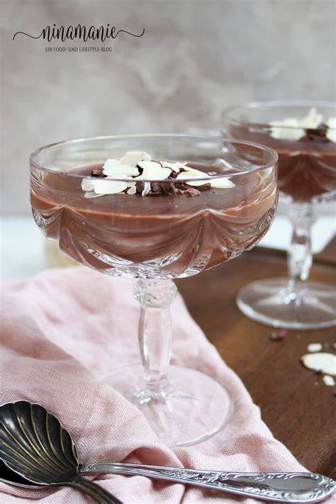 Schoko Pudding mit Schokospänen und Mandelblättchen garniert