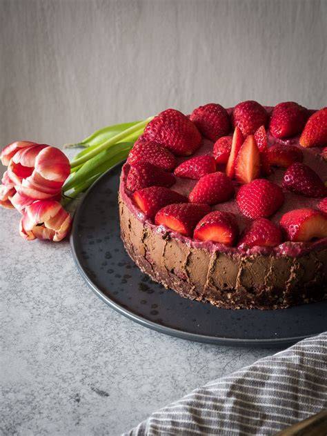 Schoko Quark Torte No-Bake mit Obstdekor, frische Erdbeeren und Minze