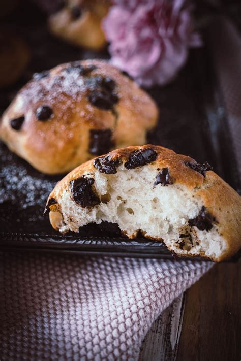 Schoko Quarkbrötchen auf einem Kuchengitter