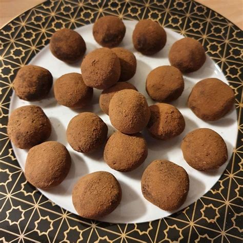 Schoko Rum Trüffel auf Teller, fertig dekoriert