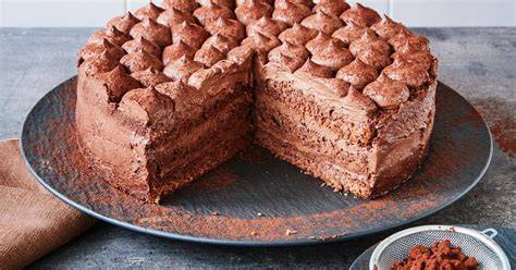 Schoko Sahne Torte mit Marmelade - dekorative Präsentation