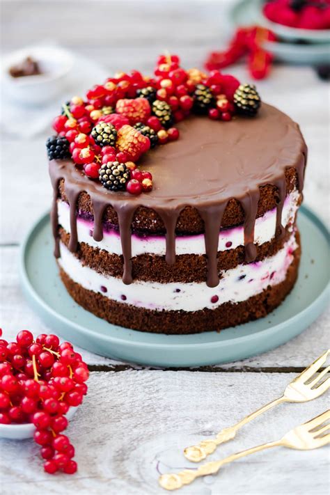 Schoko Sahne Torte mit Toffifee und Beeren dekoriert
