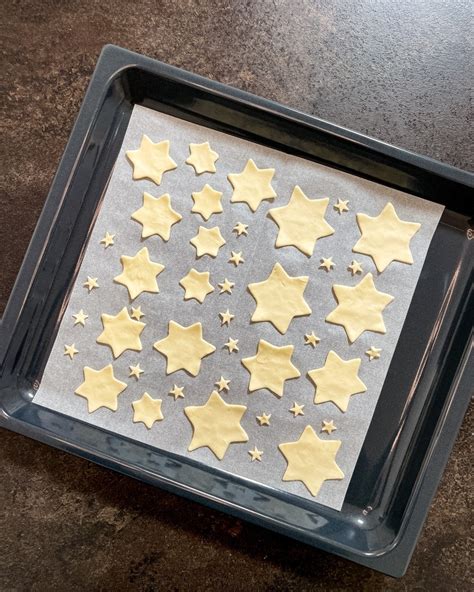Schoko Sterne auf dem Backblech, frisch gebacken und glasiert