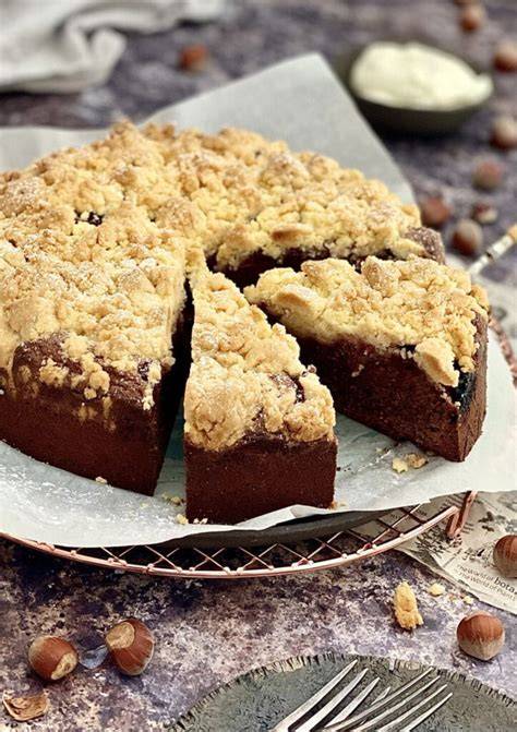 Schoko Streuselkuchen Teigschichten und Streuselauflage