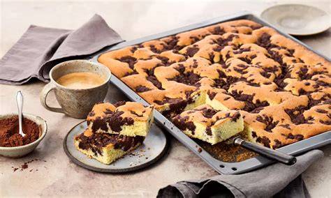 Schoko Streuselkuchen frisch gebacken auf einem Blech