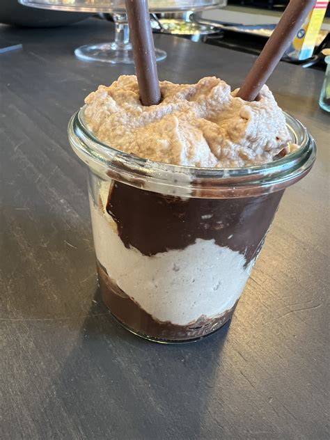 Schoko Tiramisu im Glas, cremige Schichten, Löffelbiskuits
