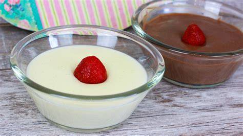 Schoko- und Vanillepudding als Dessert-Variation