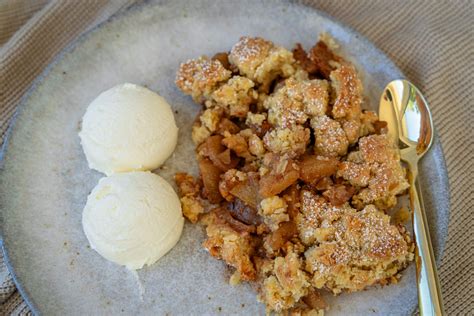 Schoko-Apfel-Crumble in ofenfesten Förmchen, Streusel-Nahaufnahme
