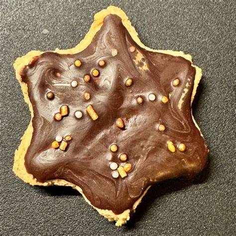 Schoko-Ausstechplätzchen mit Streuseln, Sternen und Glasur