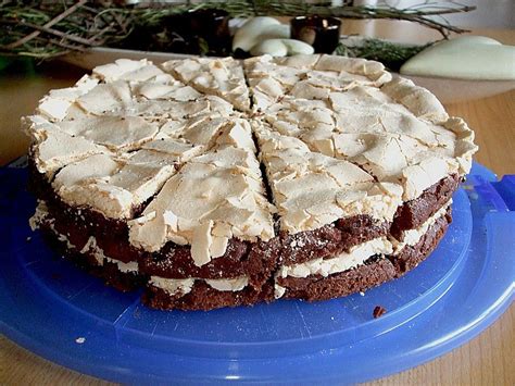 Schoko-Baiser auf Backblech, rohes Baiser mit Schoko-Stückchen