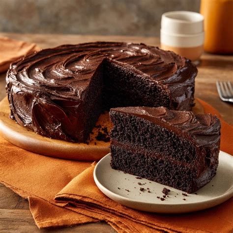 Schoko-Baiser-Torte auf einem Teller, angeschnitten