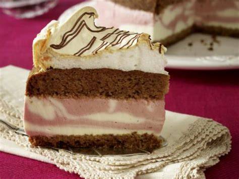 Schoko-Baiser-Torte mit goldbrauner Baiserhaube