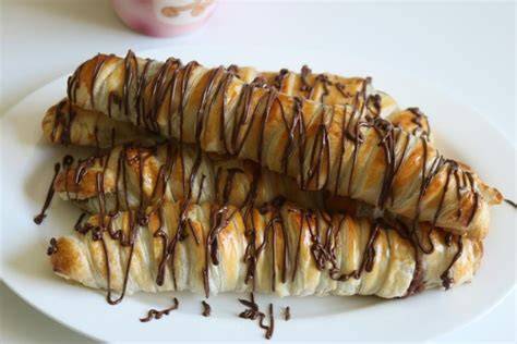 Schoko-Bananen eingewickelt im Blätterteig