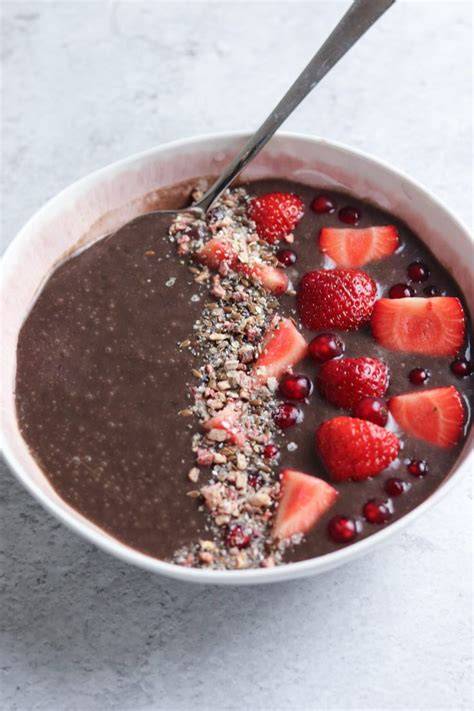 Schoko-Bananen-Joghurtbowl mit Toppings und frischen Beeren