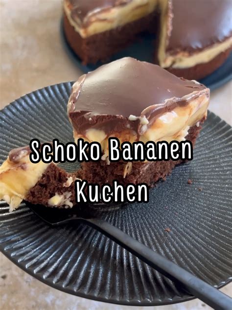 Schoko-Bananen-Kuchen auf Biskuitboden quer angeschnitten