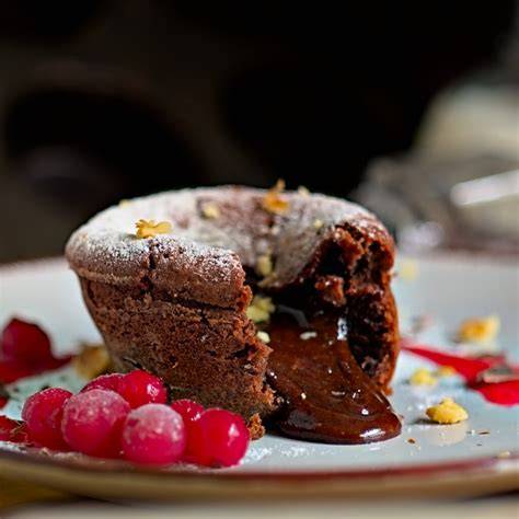 Schoko-Bananen-Muffins auf einem Teller, aufgeschnitten mit flüssigem Kern