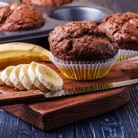 Schoko-Bananen-Muffins im Muffinblech frisch gebacken