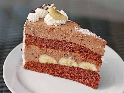 Schoko-Bananen-Sahne-Torte angerichtet auf einer Kaffeetafel