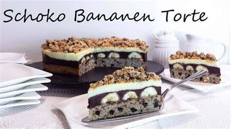 Schoko-Bananen-Torte angeschnitten mit Ganache und Bananenscheiben