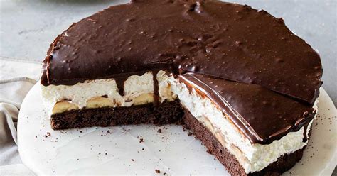 Schoko-Bananen-Torte auf Tortenplatte, angeschnitten