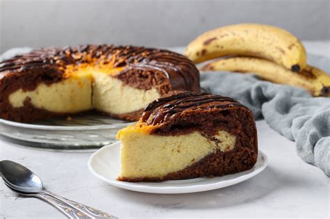 Schoko-Bananenkuchen im Anschnitt auf einem Kuchenrost