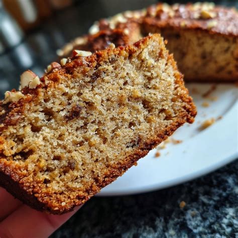 Schoko-Bananenkuchen mit Haselnüssen aufgeschnitten