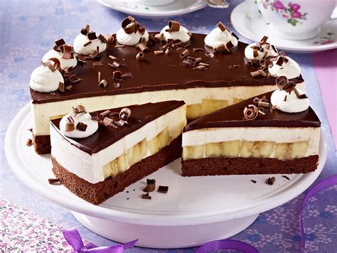 Schoko-Bananentorte aufgeschnitten mit Sahnetupfen