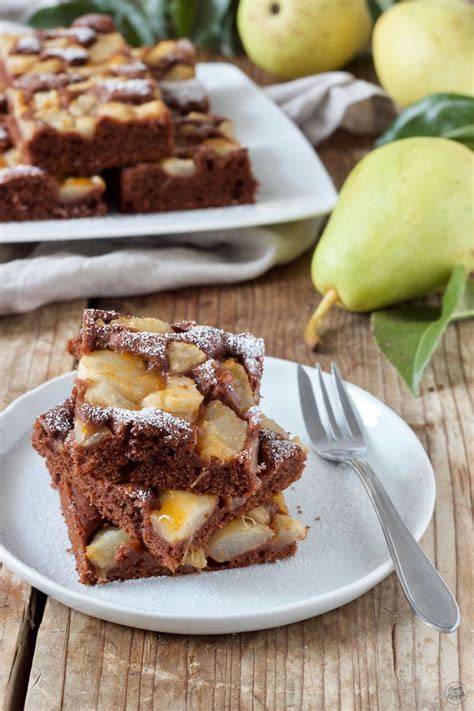 Schoko-Birnen-Blechkuchen angeschnitten