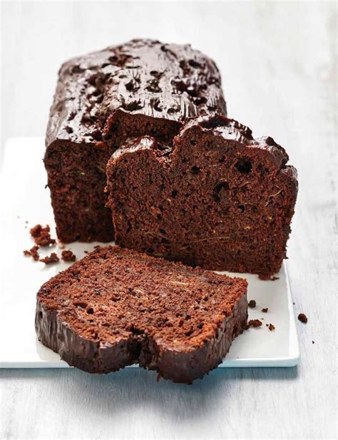 Schoko-Birnen-Kuchen aufgeschnitten auf einem Buffet
