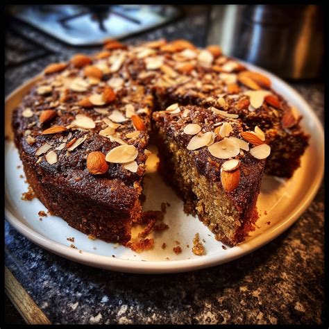 Schoko-Birnen-Kuchen mit Mandeln und Kakao dekoriert