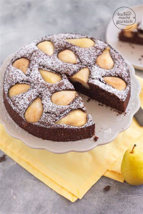 Schoko-Birnen-Marzipan-Kuchen aufgeschnitten, dekoriert mit Birnenspalten und Schokostückchen