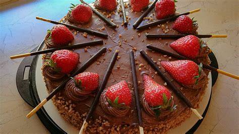 Schoko-Biskuit-Torte mit Erdbeer-Bananen-Creme im Tortenring