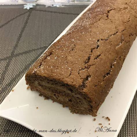 Schoko-Biskuitrolle aufgeschnitten mit Vanillefüllung und Schokoraspeln