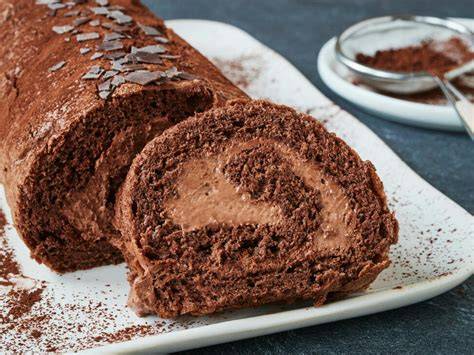 Schoko-Biskuitrolle mit Schokofüllung und Schokoraspeln