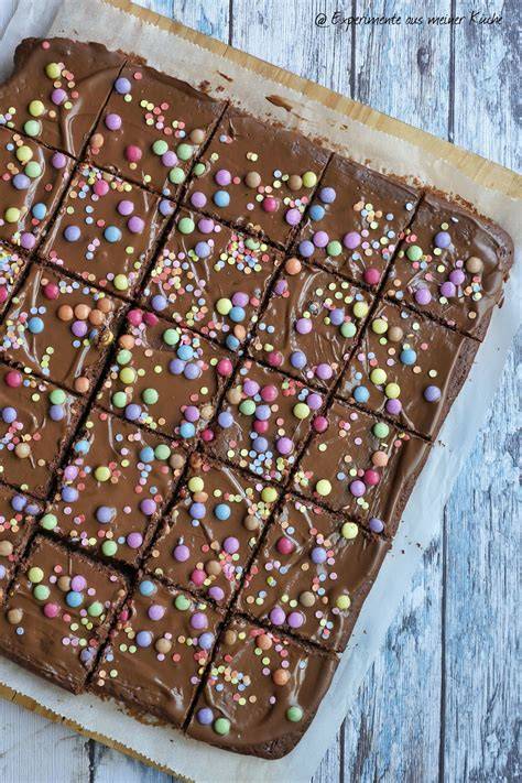 Schoko-Blechkuchen auf Kindergeburtstag, mit bunter Deko und Gummibärchen