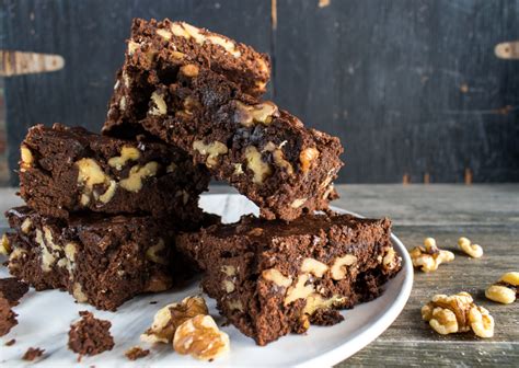 Schoko-Brownies mit Walnüssen auf einem Teller