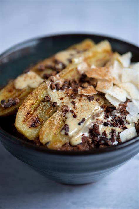 Schoko-Buchweizen-Porridge mit gebratener Banane und Kokoschips