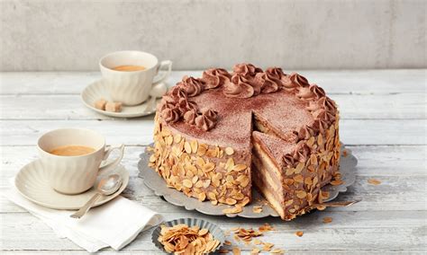 Schoko-Buttercremetorte angeschnitten auf Tortenplatte