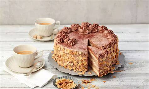 Schoko-Buttercremetorte mit Mandeln und Aprikosenkonfitüre
