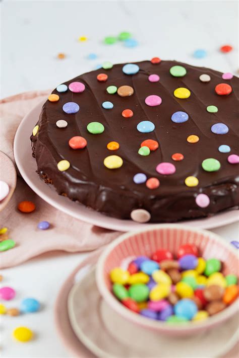 Schoko-Buttermilchkuchen für Kindergeburtstag bunt dekoriert