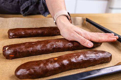 Schoko-Cantuccini Stränge schneiden