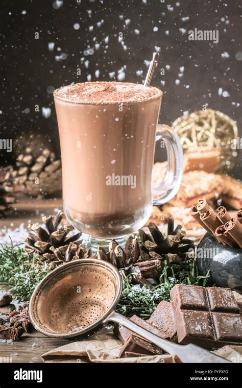 Schoko-Cappuccino im Glas mit Milchschaum und geraspelter Schokolade