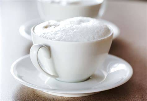 Schoko-Cappuccino in Tasse mit Milchschaum