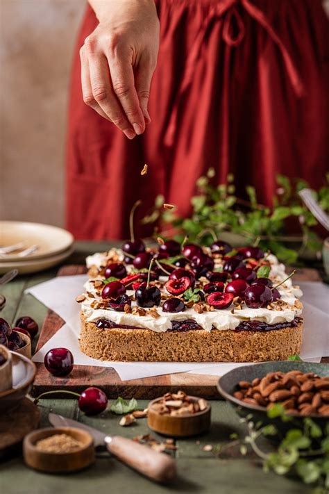 Schoko-Cappuccino-Brownie-Torte mit Kirschkonfitüre dekoriert