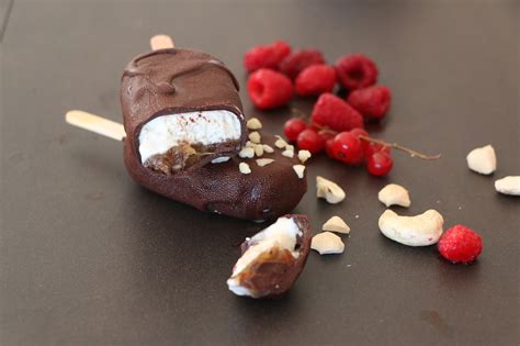 Schoko-Cashew Eis am Stiel