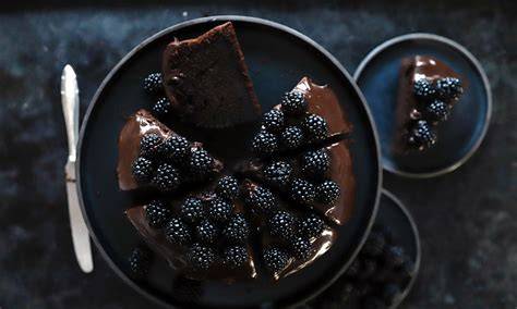 Schoko-Cheesecake mit Ganache und Brombeeren
