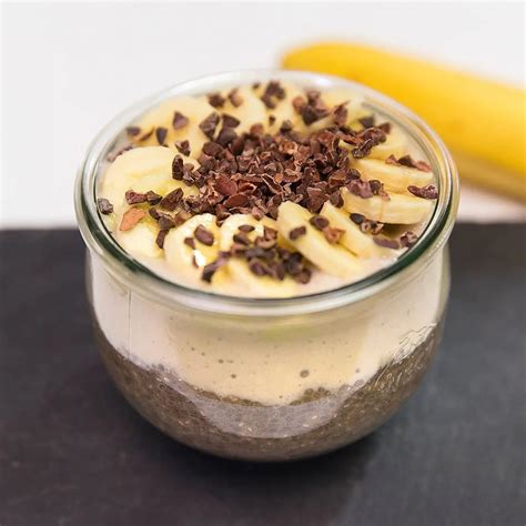 Schoko-Chia-Pudding mit Bananenscheiben und Schokostreuseln