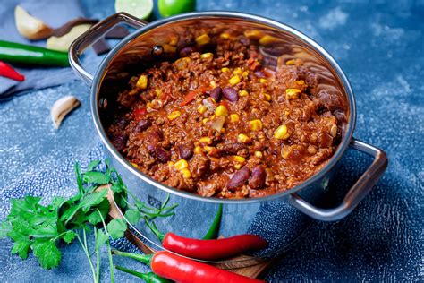 Schoko-Chili con Carne im Topf, mit Kakaopulver