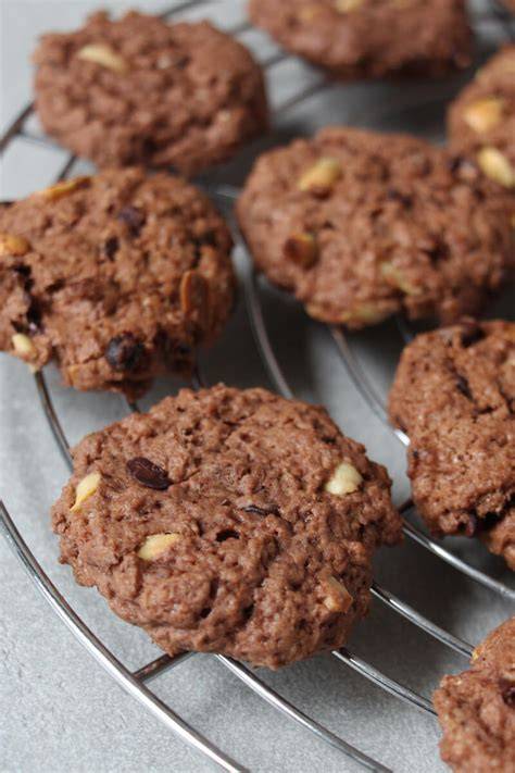 Schoko-Cookies auf Kuchenrost