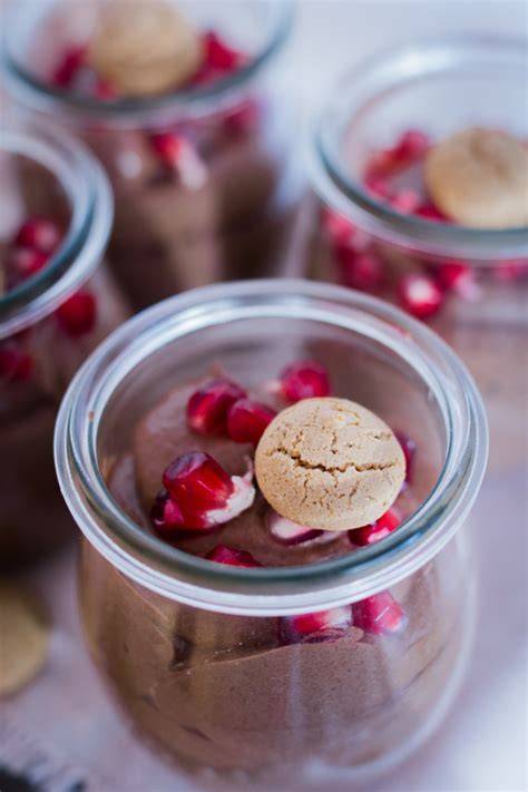 Schoko-Creme im Glas mit knusprigen Keksen